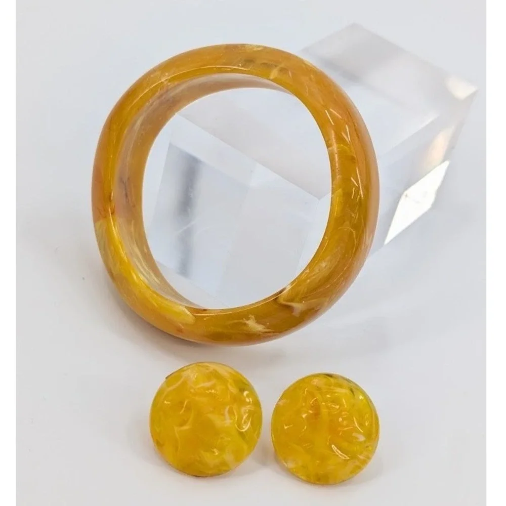 VTG Yellow Marbled‎ Bracelet and Earrings Set Lucite Wavy Bangle Clip On Pop Art